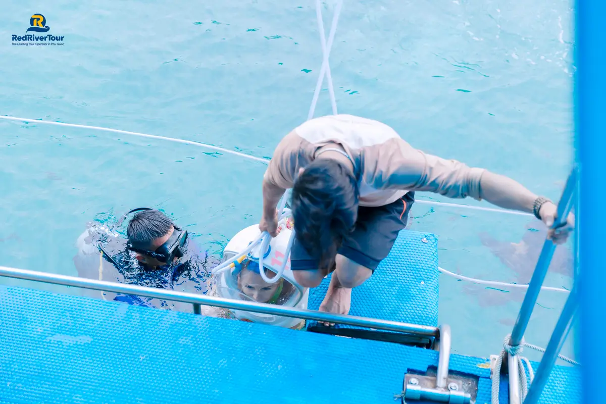 Trải nghiệm đi bộ dưới biển ngắm san hô