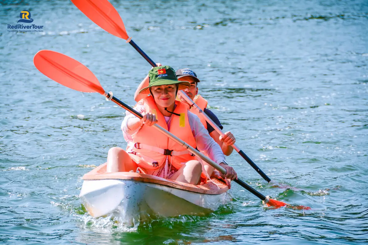 Tour Bắc Đảo ngắm sao biển chèo Kayak