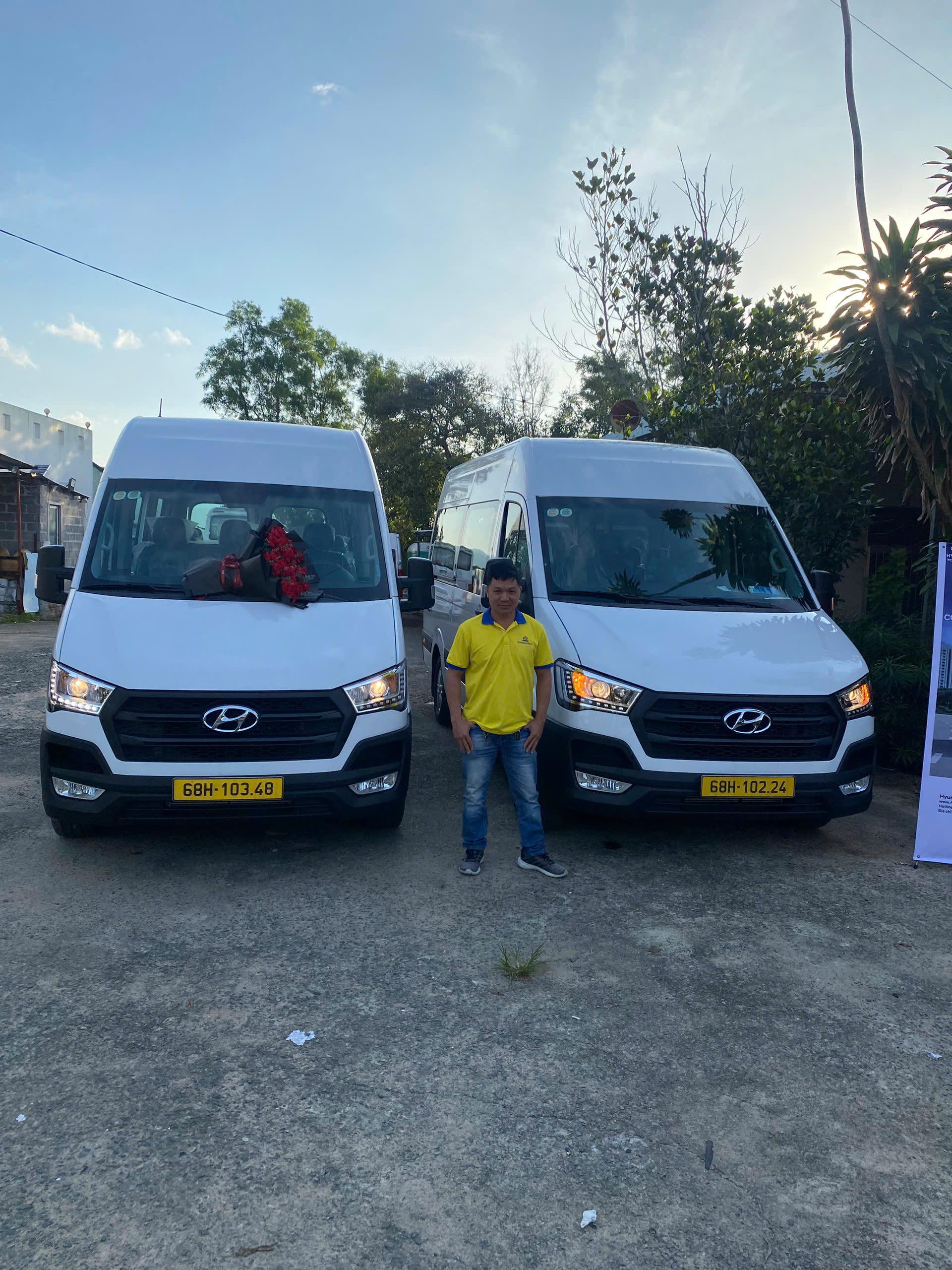 Xe 16 chỗ Solati Red River Tours